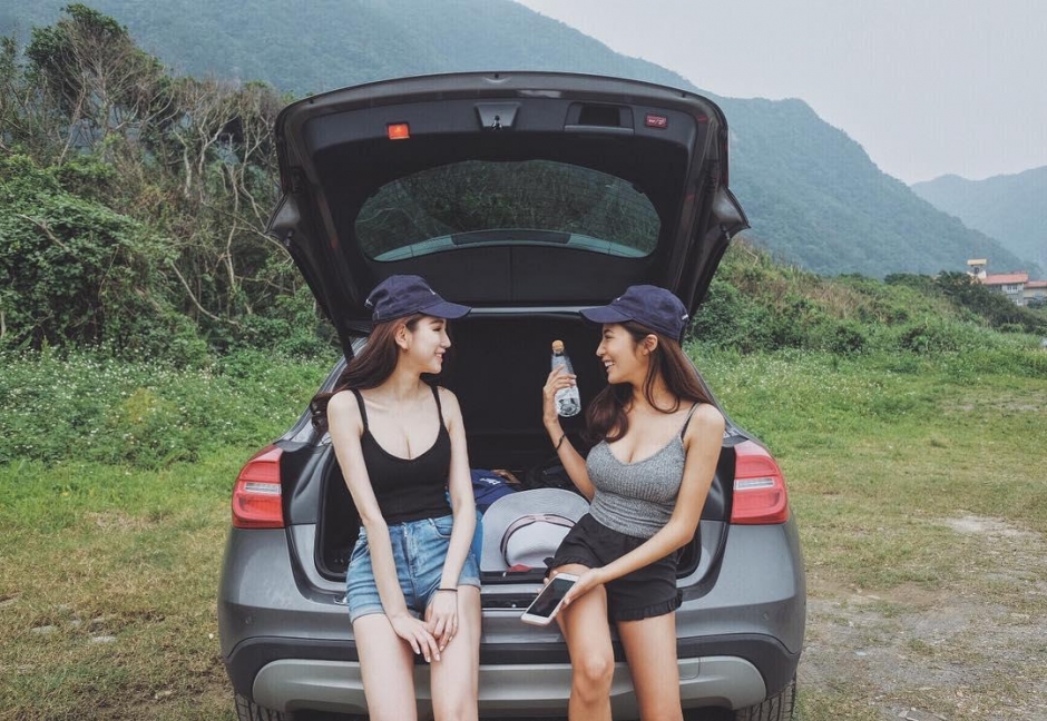 傲人上围丰满混血台妹性感背心诱人私房照