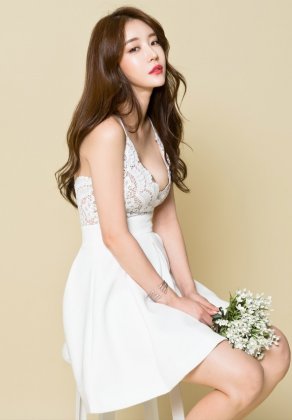 蕾丝爆乳美腿白皙美女模特低胸长裙酥胸性感魅力写真