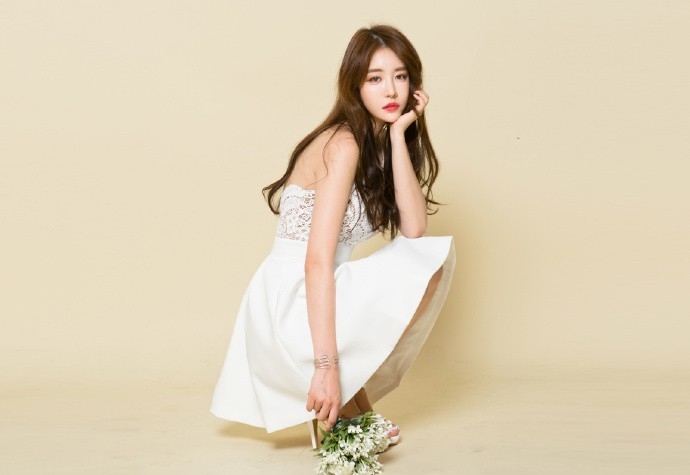 蕾丝爆乳美腿白皙美女模特低胸长裙酥胸性感魅力写真