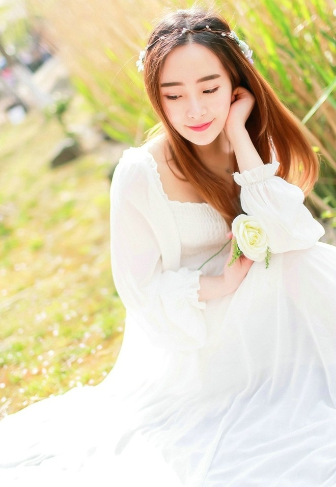 肤若凝脂养眼清纯美女娇嫩白纱户外甜美优雅写真