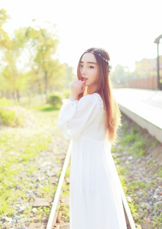 肤若凝脂养眼清纯美女娇嫩白纱户外甜美优雅写真