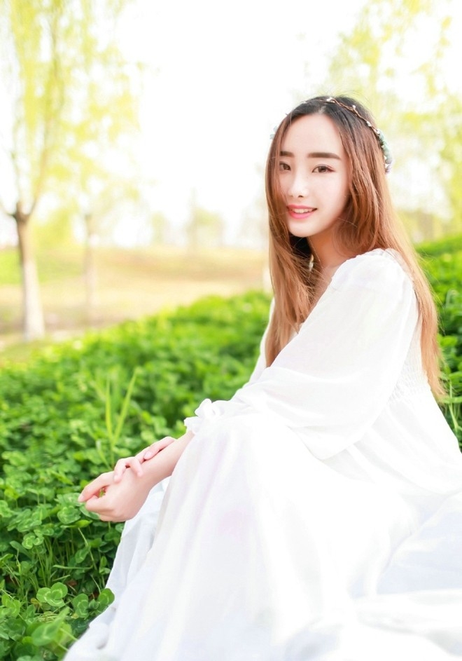 肤若凝脂养眼清纯美女娇嫩白纱户外甜美优雅写真