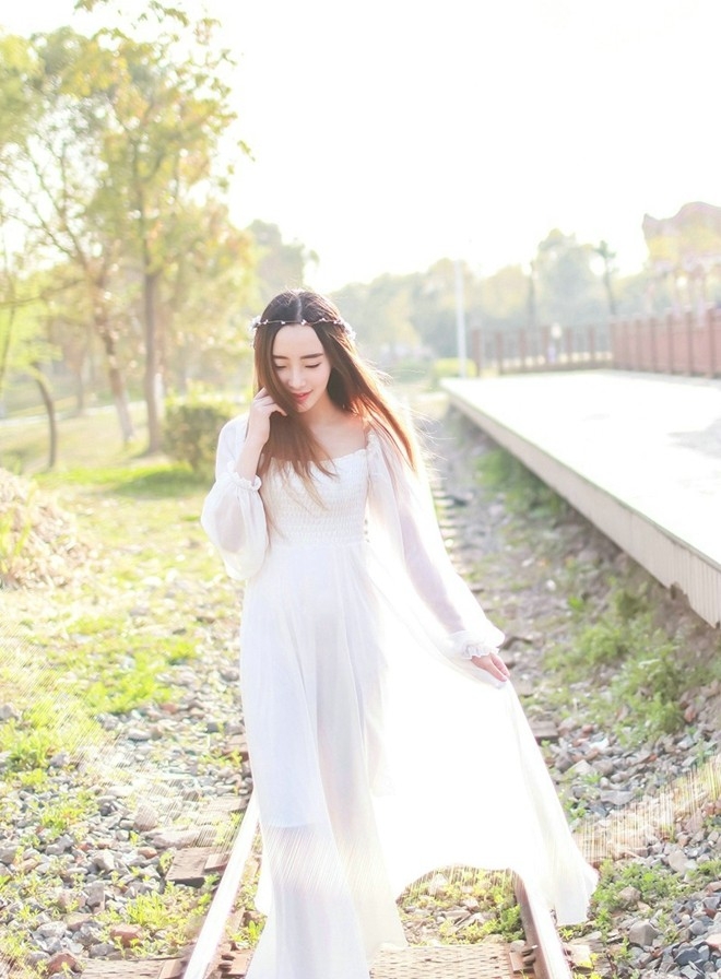 肤若凝脂养眼清纯美女娇嫩白纱户外甜美优雅写真