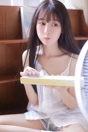 肤白胜雪白色吊带氧气型美女唯美清新家居写真