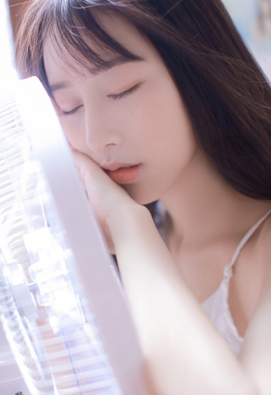 肤白胜雪白色吊带氧气型美女唯美清新家居写真