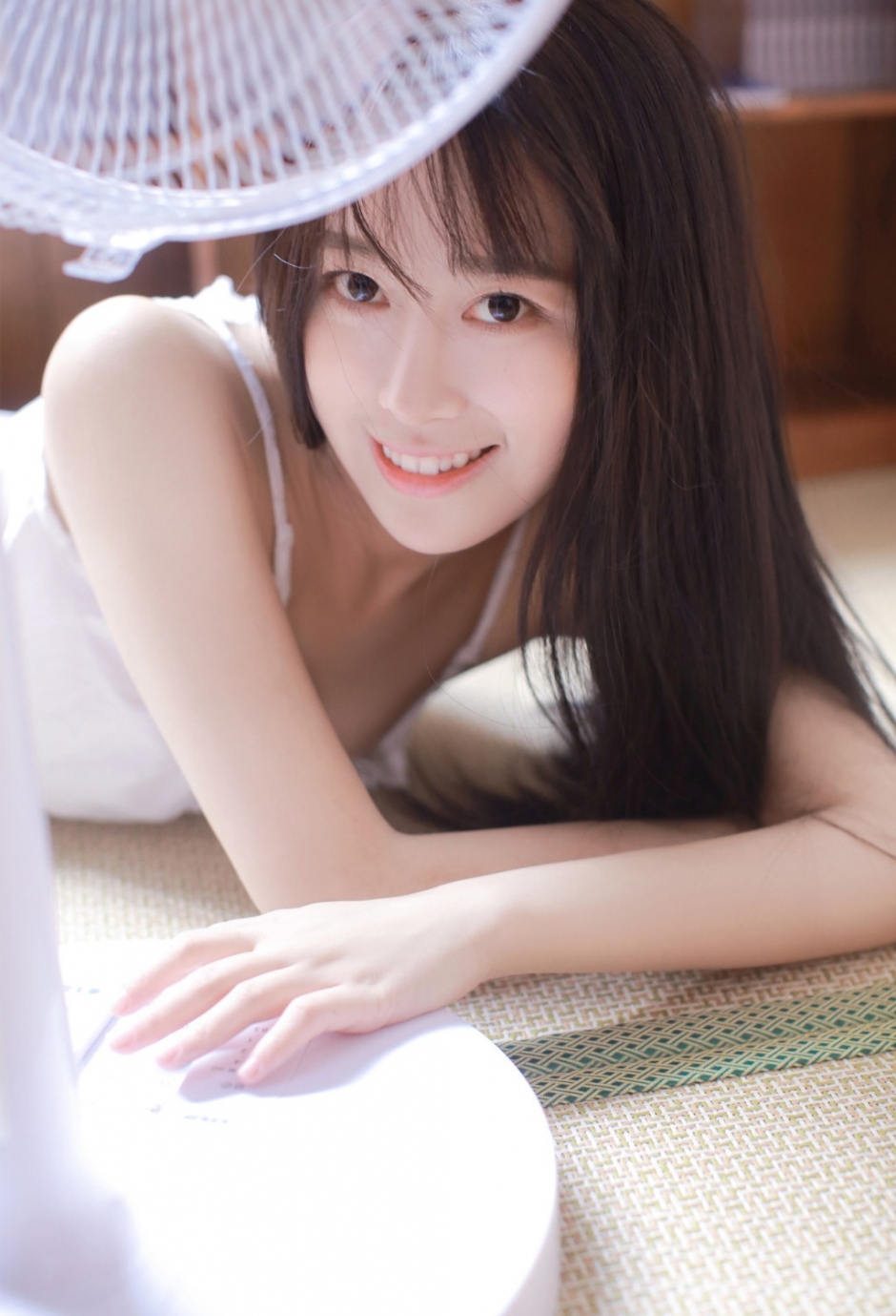 肤白胜雪白色吊带氧气型美女唯美清新家居写真