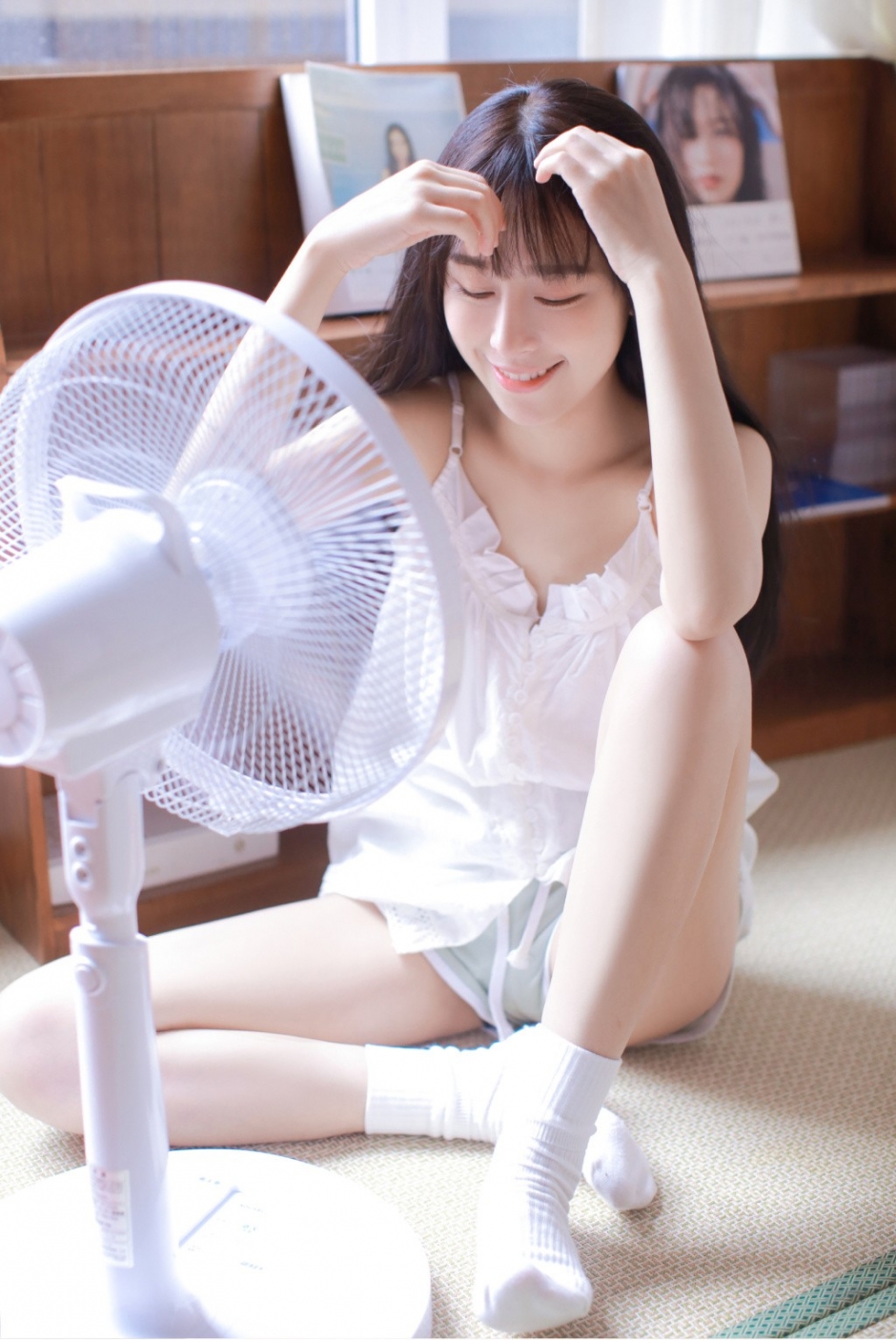 肤白胜雪白色吊带氧气型美女唯美清新家居写真