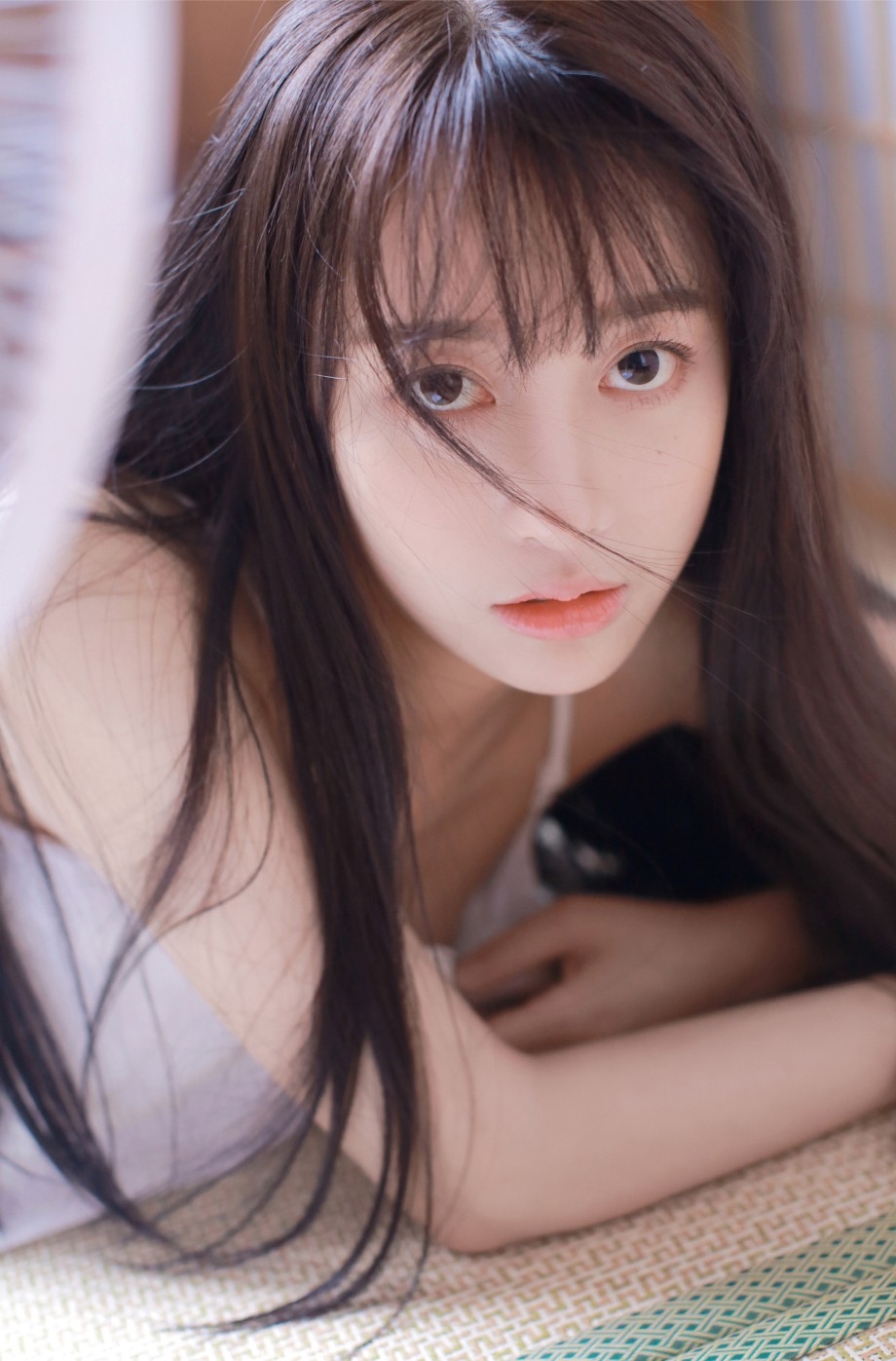 肤白胜雪白色吊带氧气型美女唯美清新家居写真