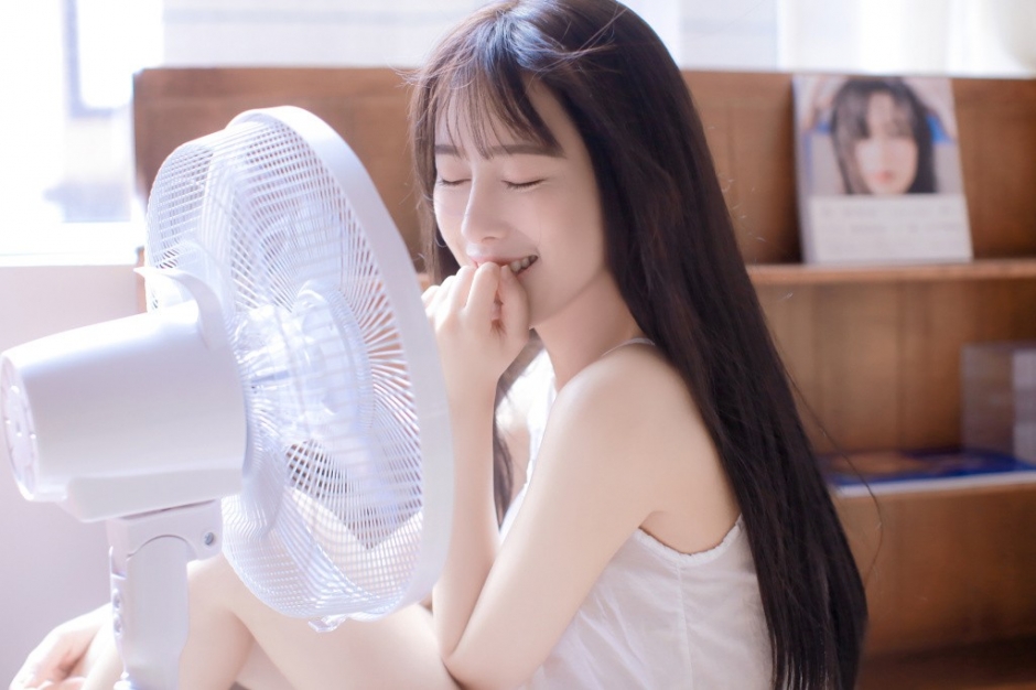 肤白胜雪白色吊带氧气型美女唯美清新家居写真