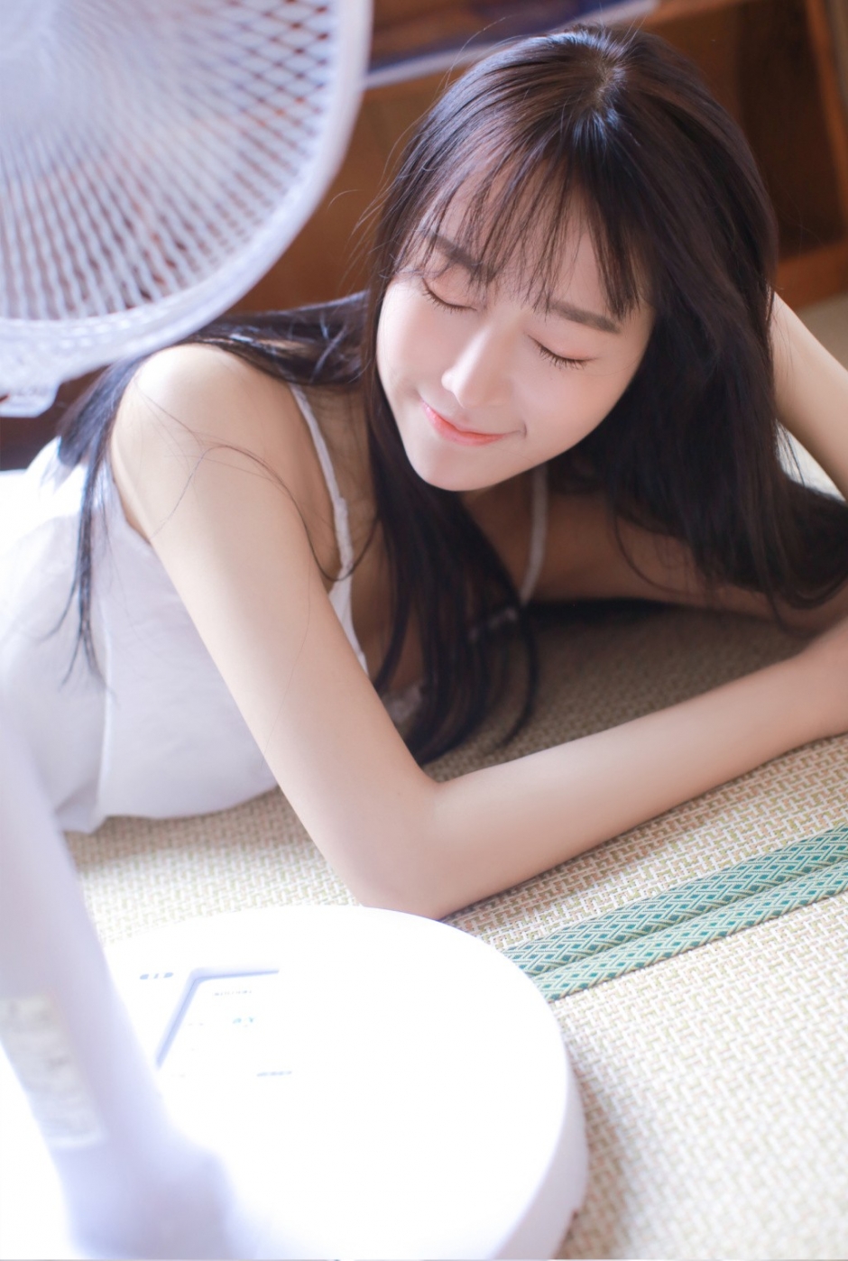 肤白胜雪白色吊带氧气型美女唯美清新家居写真