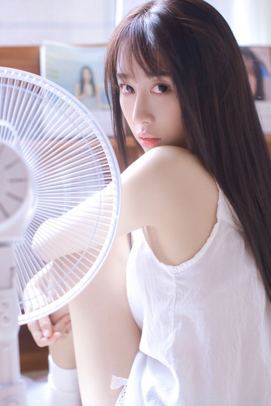 肤白胜雪白色吊带氧气型美女唯美清新家居写真