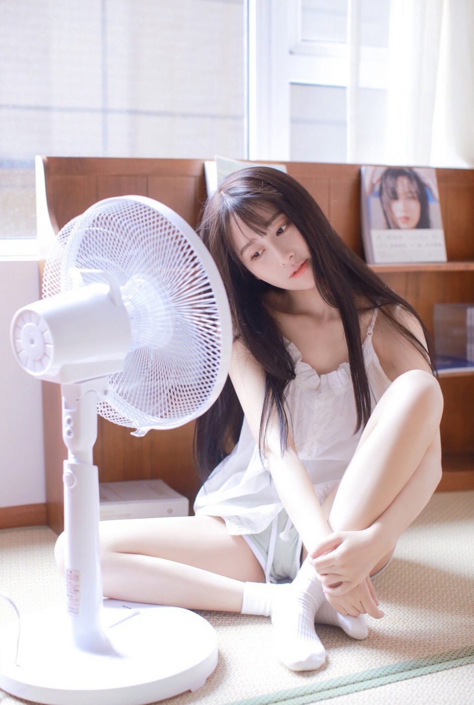 肤白胜雪白色吊带氧气型美女唯美清新家居写真