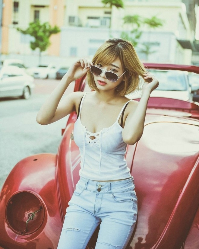 气质网红美女玲珑身材爆乳户外大胆私房照