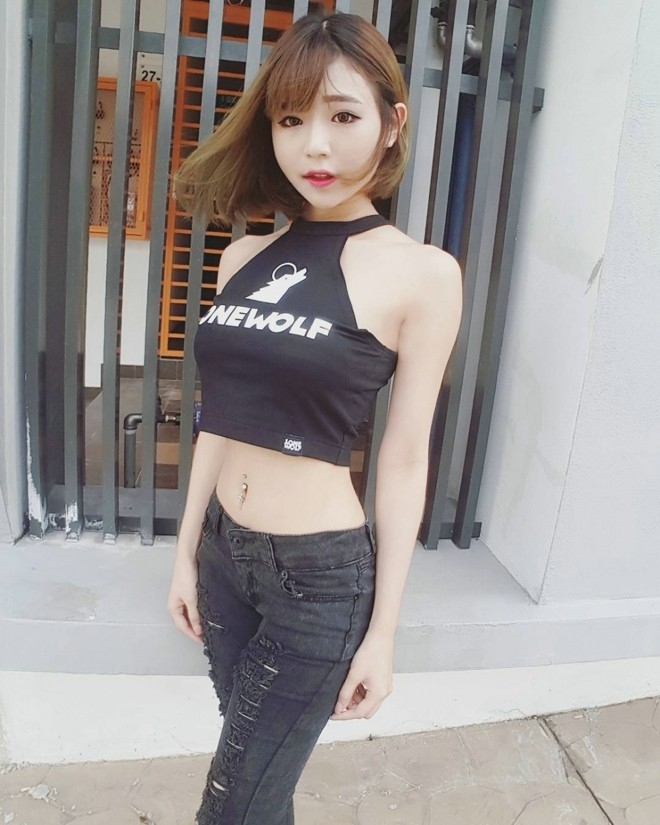 气质网红美女玲珑身材爆乳户外大胆私房照