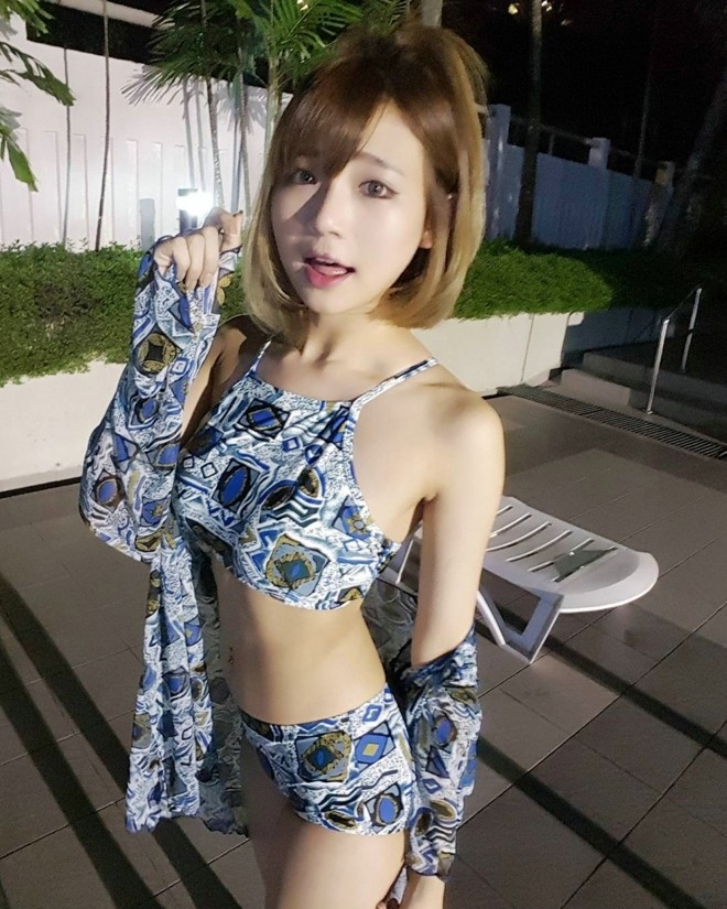 气质网红美女玲珑身材爆乳户外大胆私房照