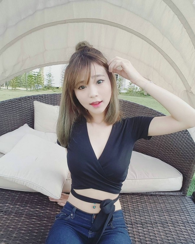 气质网红美女玲珑身材爆乳户外大胆私房照