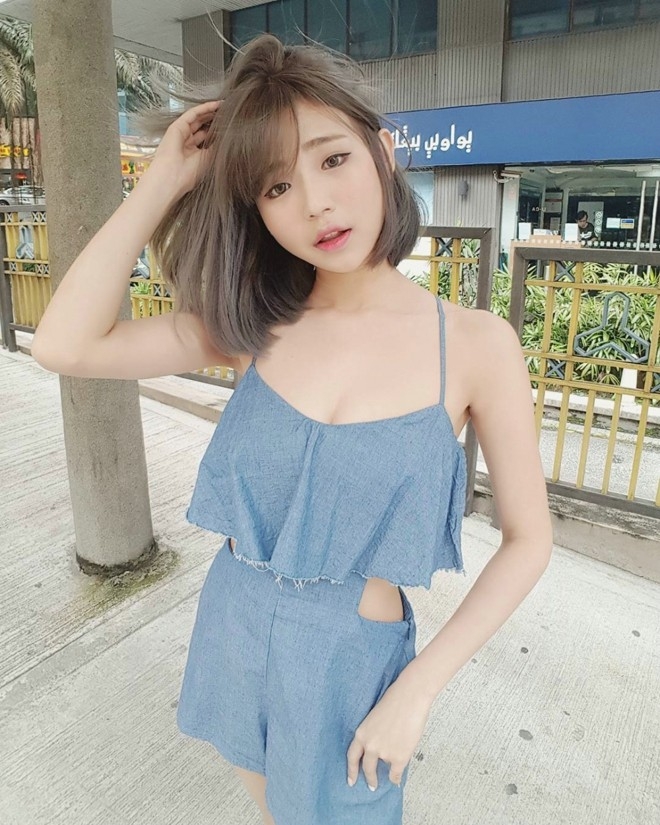 气质网红美女玲珑身材爆乳户外大胆私房照