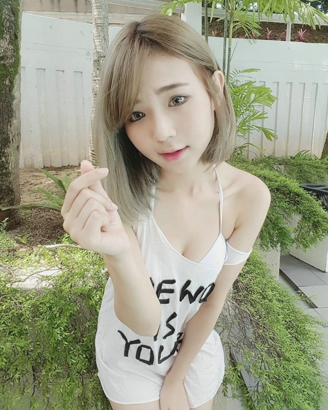 气质网红美女玲珑身材爆乳户外大胆私房照