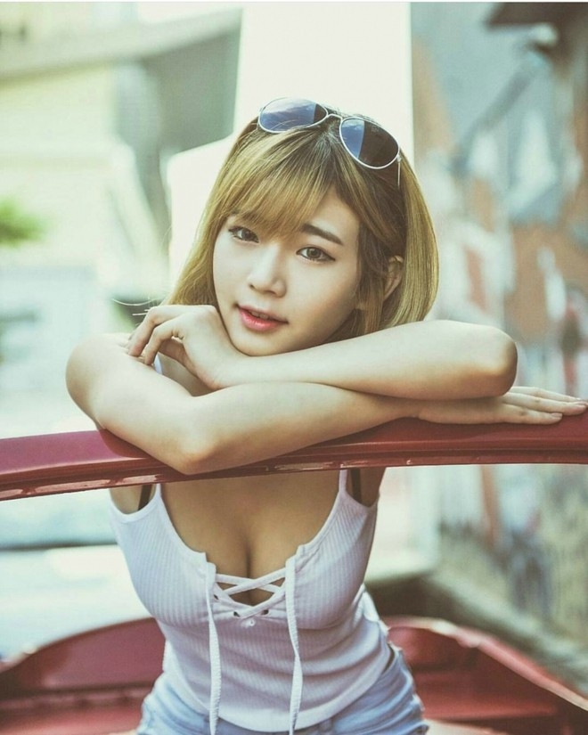 气质网红美女玲珑身材爆乳户外大胆私房照