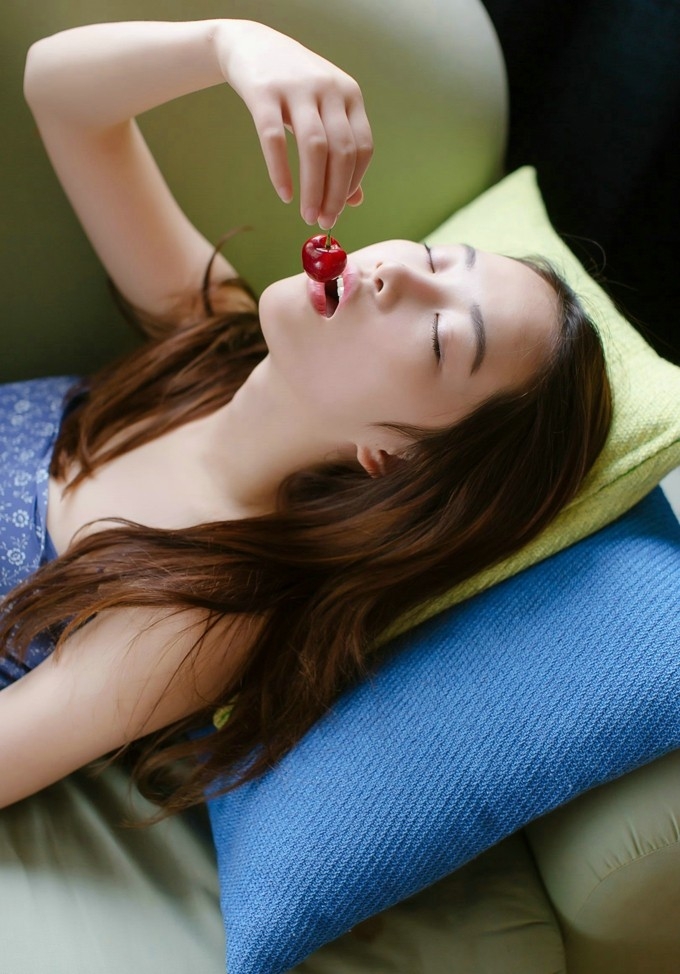 清纯牛仔裤私房少女酥胸长腿模样可人清新唯美图片