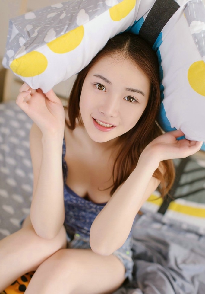 清纯牛仔裤私房少女酥胸长腿模样可人清新唯美图片