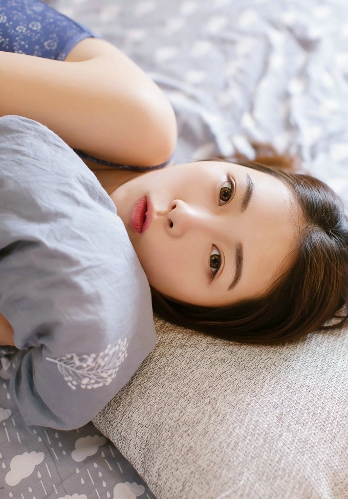 清纯牛仔裤私房少女酥胸长腿模样可人清新唯美图片