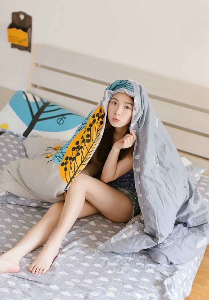 清纯牛仔裤私房少女酥胸长腿模样可人清新唯美图片