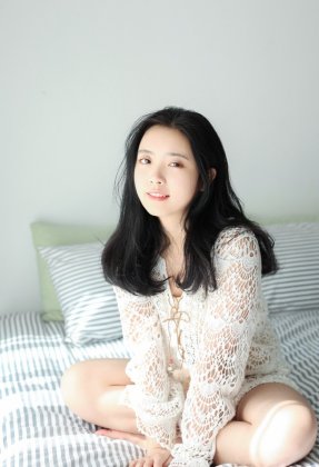 慵懒迷人美女校花性感蕾丝衫房内透视人体写真图片