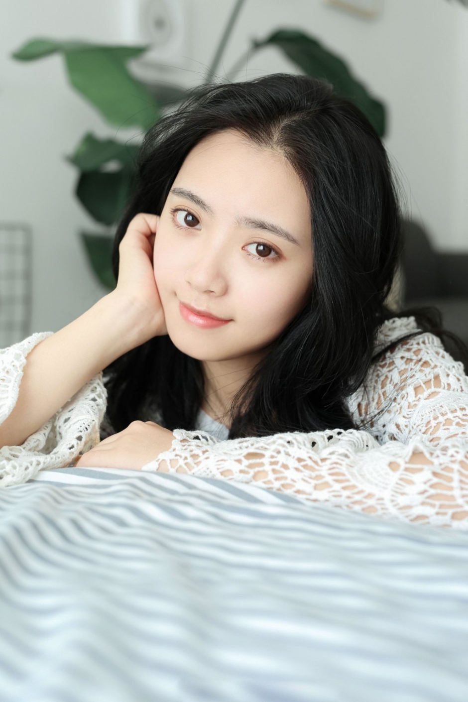 慵懒迷人美女校花性感蕾丝衫房内透视人体写真图片