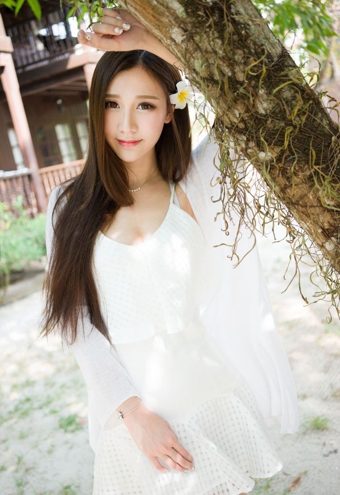 大胸美乳沟度假美女浅笑盈盈风骚诱人美女写真