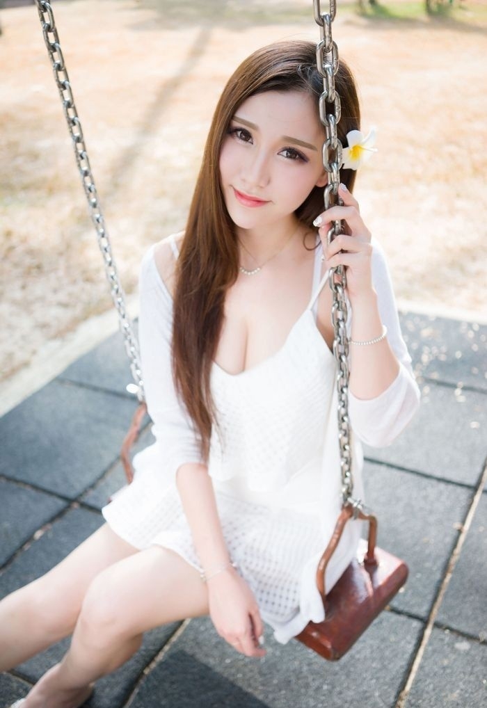 大胸美乳沟度假美女浅笑盈盈风骚诱人美女写真