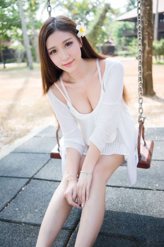 大胸美乳沟度假美女浅笑盈盈风骚诱人美女写真