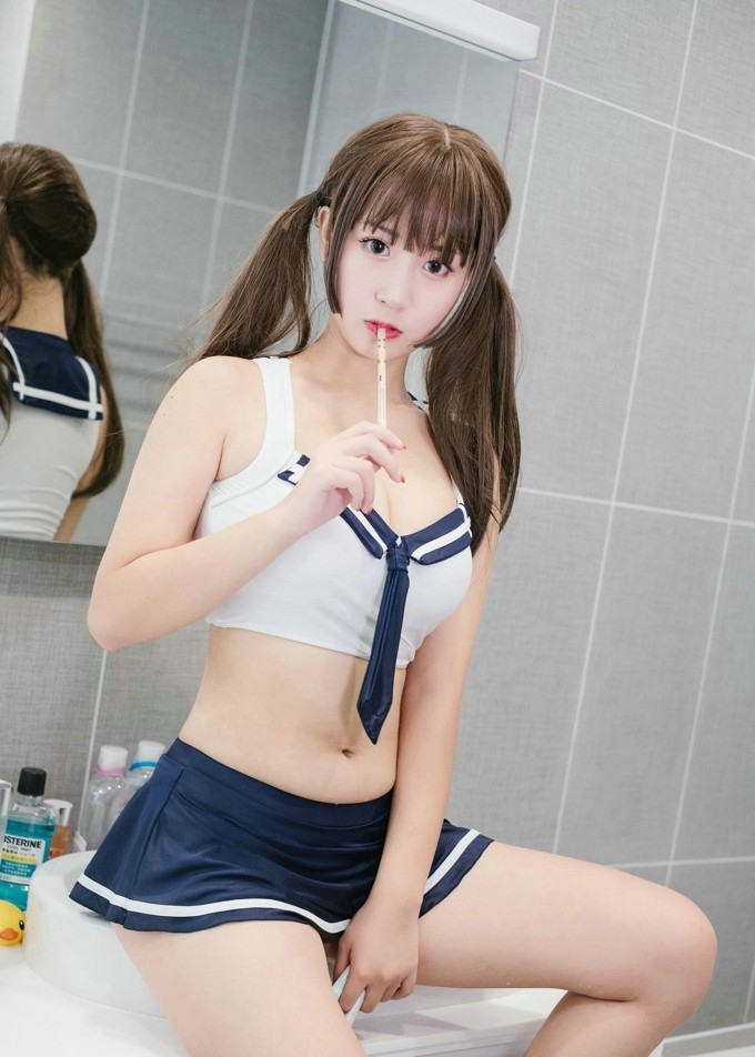 挺胸爆奶性感美女萝莉超短水手服浴室粉嫩人体诱惑写真