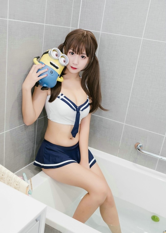 挺胸爆奶性感美女萝莉超短水手服浴室粉嫩人体诱惑写真