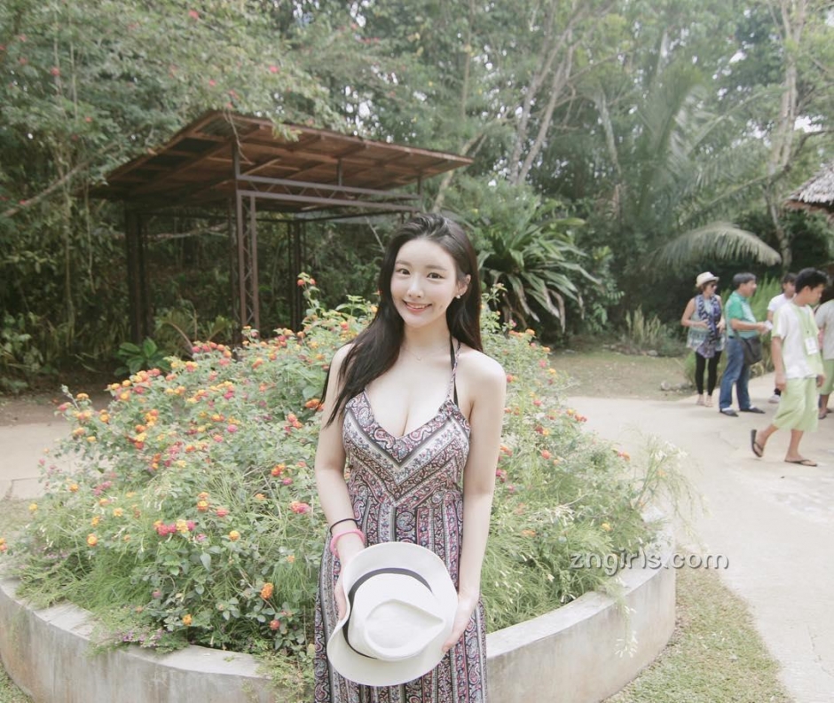 浅笑梨涡南韩素人美女身材火辣养眼私房照