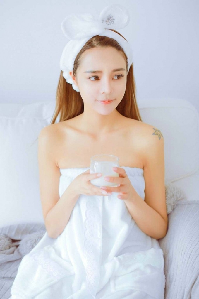 白皙恬静妹子皮肤水灵灵浴袍裹胸迷人写真