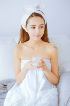 白皙恬静妹子皮肤水灵灵浴袍裹胸迷人写真