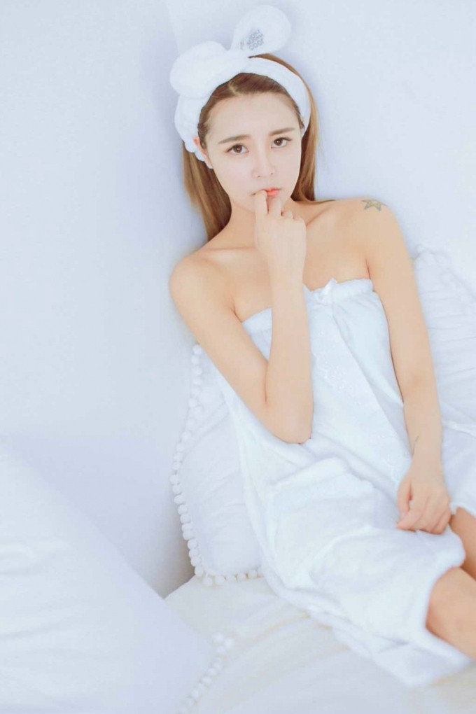 白皙恬静妹子皮肤水灵灵浴袍裹胸迷人写真