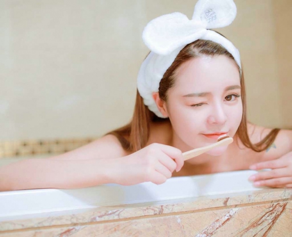 白皙恬静妹子皮肤水灵灵浴袍裹胸迷人写真