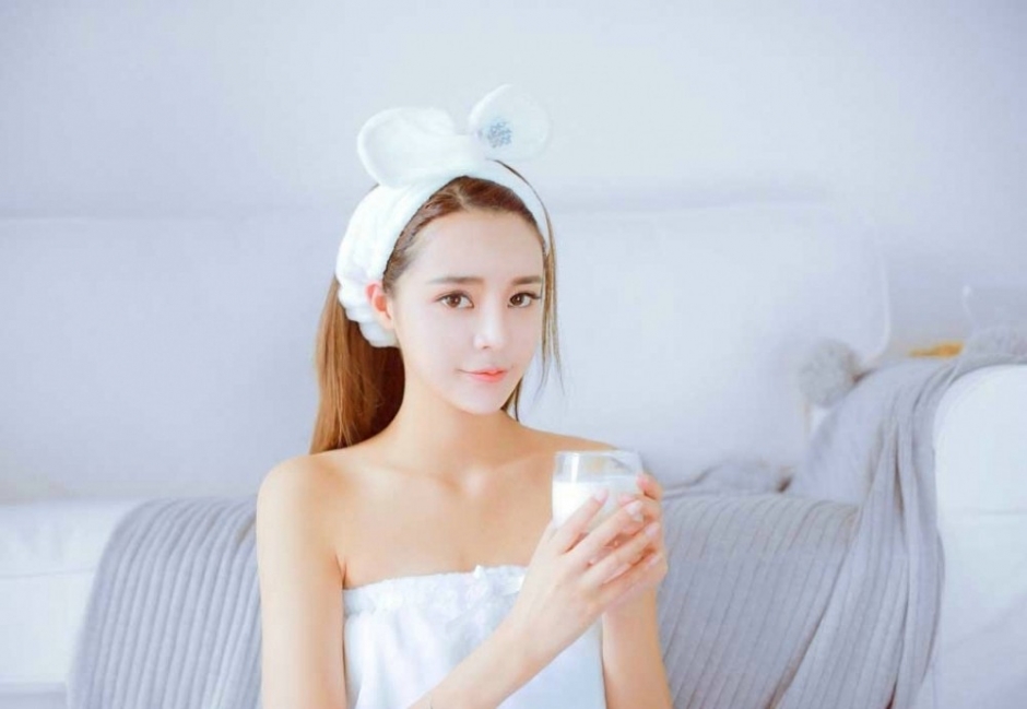 白皙恬静妹子皮肤水灵灵浴袍裹胸迷人写真