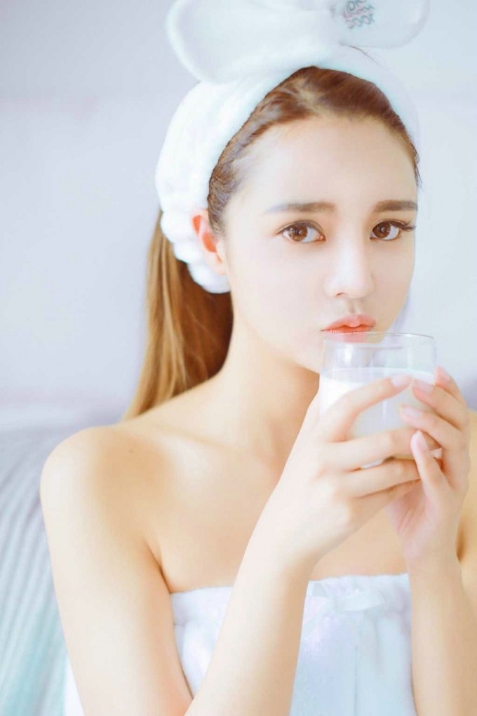 白皙恬静妹子皮肤水灵灵浴袍裹胸迷人写真