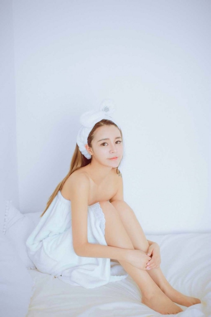 白皙恬静妹子皮肤水灵灵浴袍裹胸迷人写真