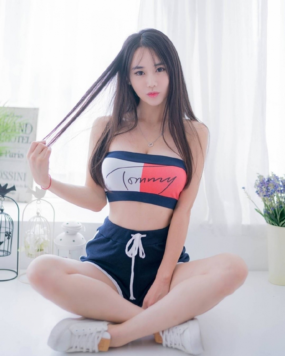 丰满臀巨翘惹火身材美女酥胸巨乳撩人诱惑写真