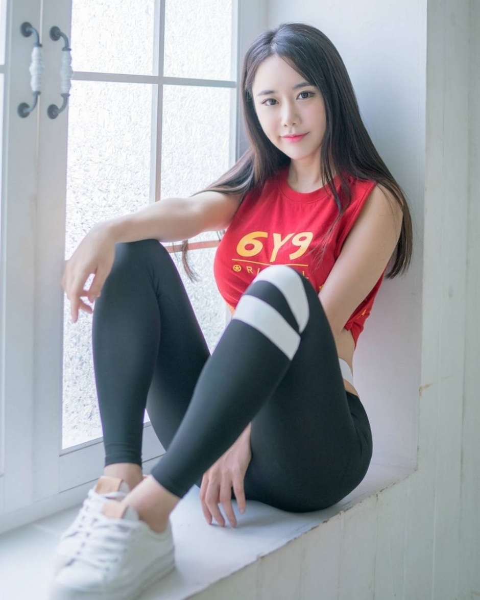 丰满臀巨翘惹火身材美女酥胸巨乳撩人诱惑写真