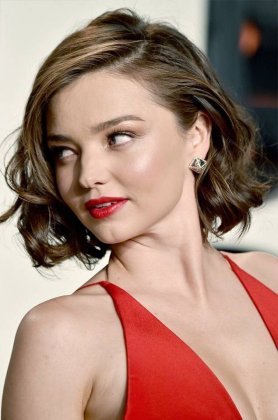 欧美超模美女米兰达·可儿露背装侧露乳撩人图片