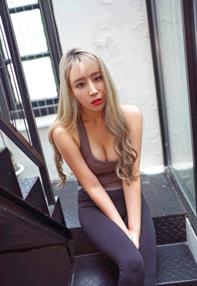 饱满结实爆乳美女火辣身材性感翘臀美腿私房写真