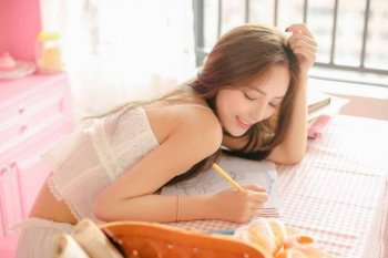 清新脱俗白嫩美女甜美吊带背心唯美私房写真