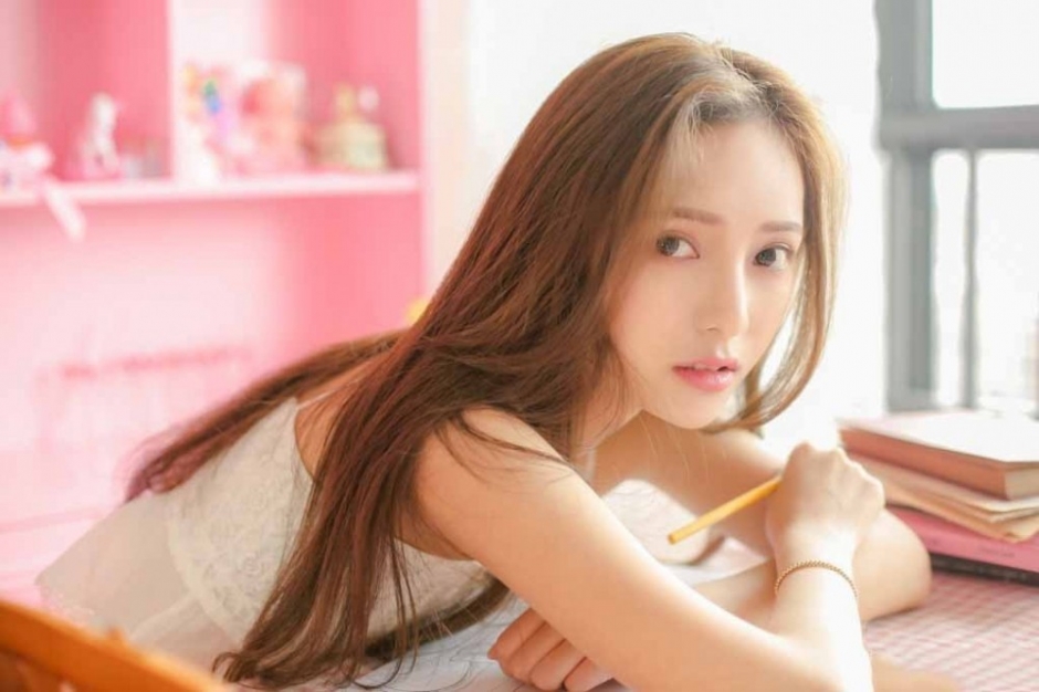 清新脱俗白嫩美女甜美吊带背心唯美私房写真