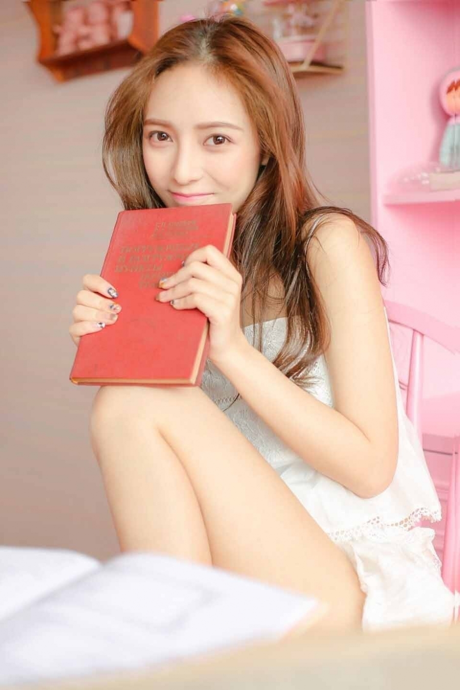 清新脱俗白嫩美女甜美吊带背心唯美私房写真