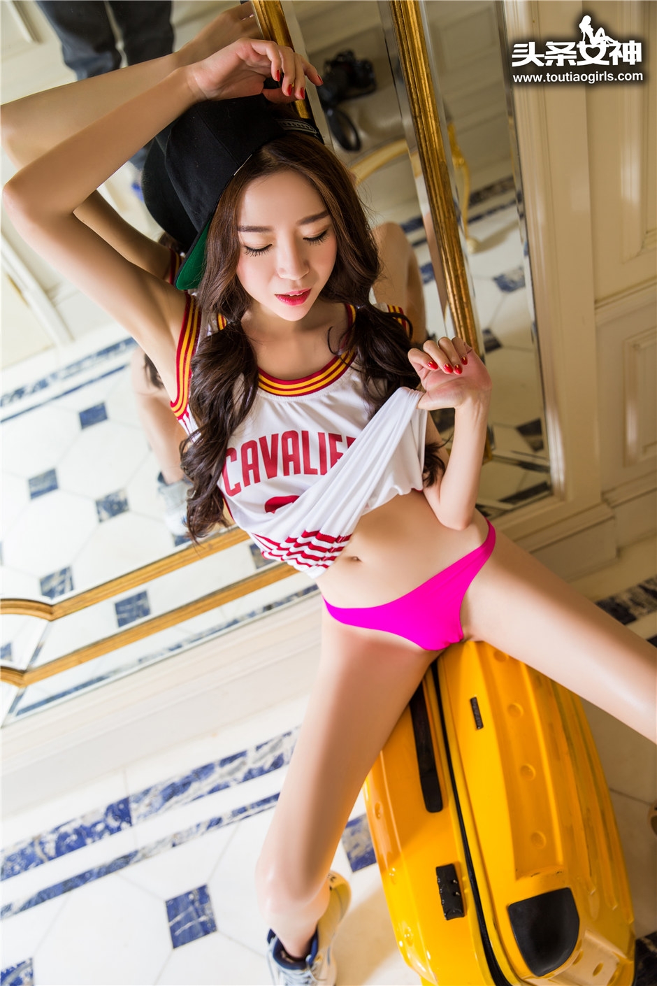 平滑小腹美腰美腿篮球宝贝穿明艳红色内裤诱惑写真